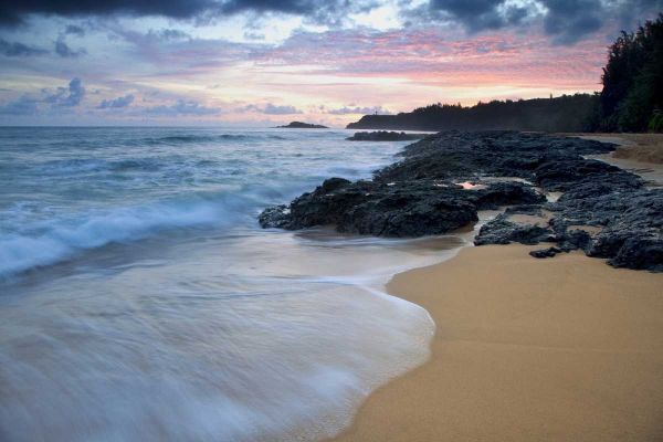 USA, Hawaii, Kauai Secret Beach at dawn